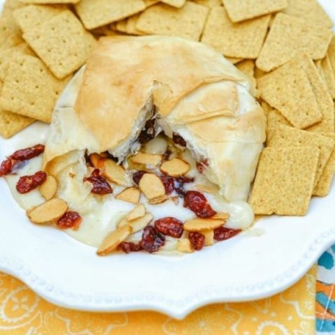 Easy Baked Brie in Puff Pastry