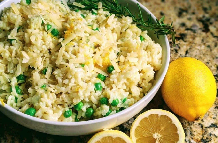 bowl of instant pot risotto with peas and lemons