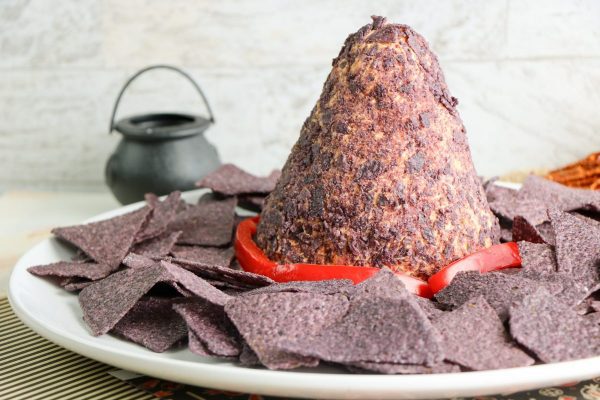 witch cheeseball with chips