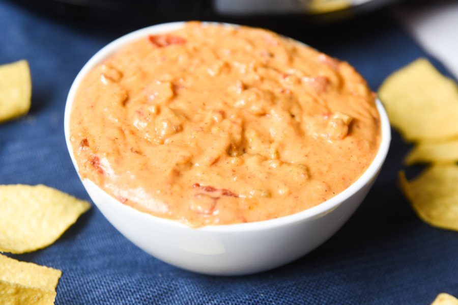 Slow cooker queso dip