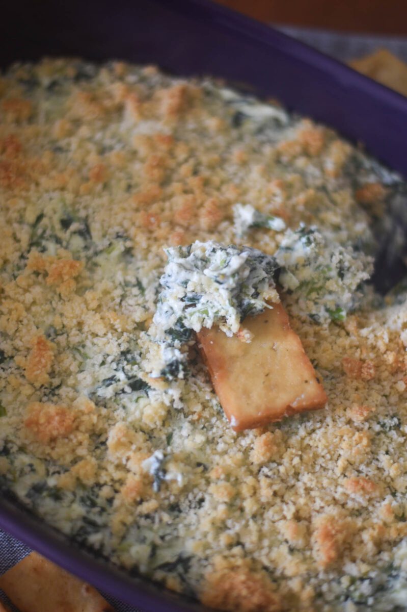 longhorn steakhouse spinach dip with naan in the middle